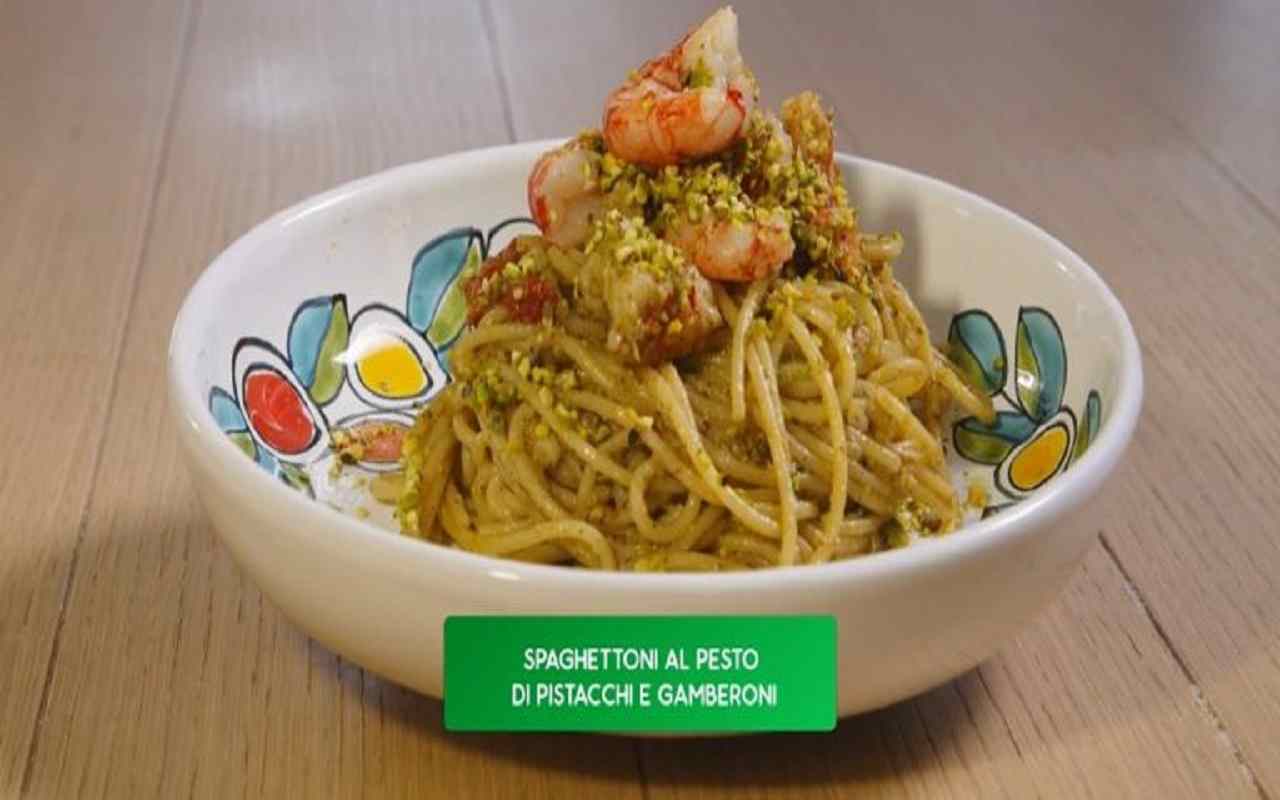 spaghettoni con pesto di pistacchi e gamberoni