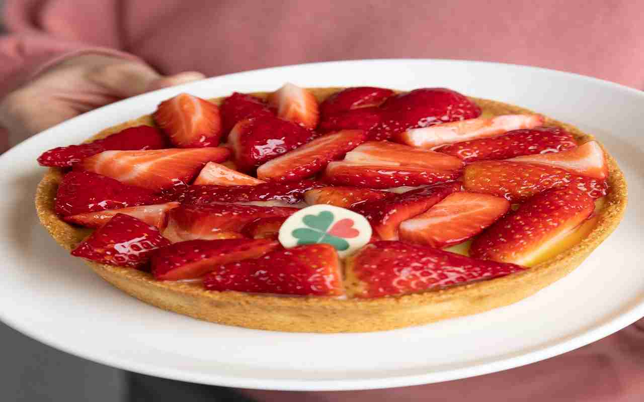 Crostata di mandorle limone e fragole